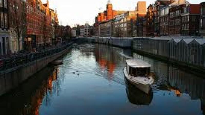Bar crawl by canal boat in Amsterdam